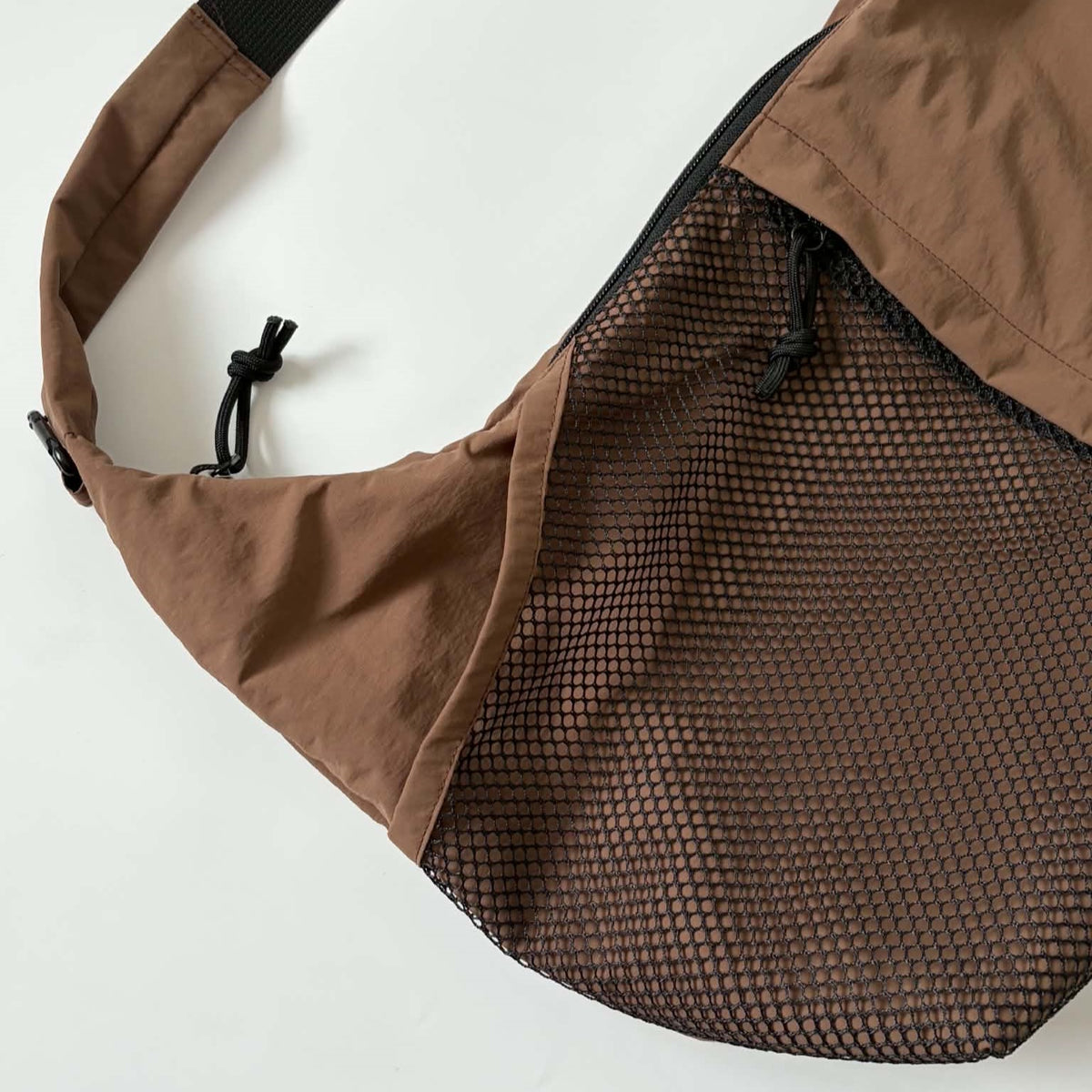 Underline dachshund crossbody bag / lightweight / water-resistant