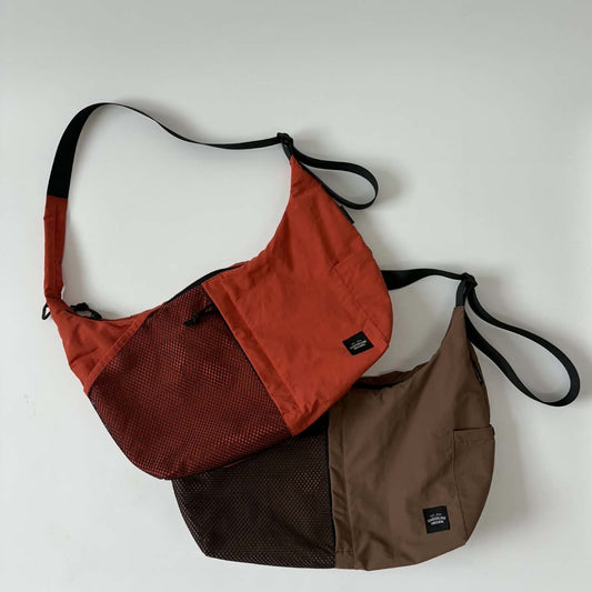 Underline dachshund crossbody bag / lightweight / water-resistant