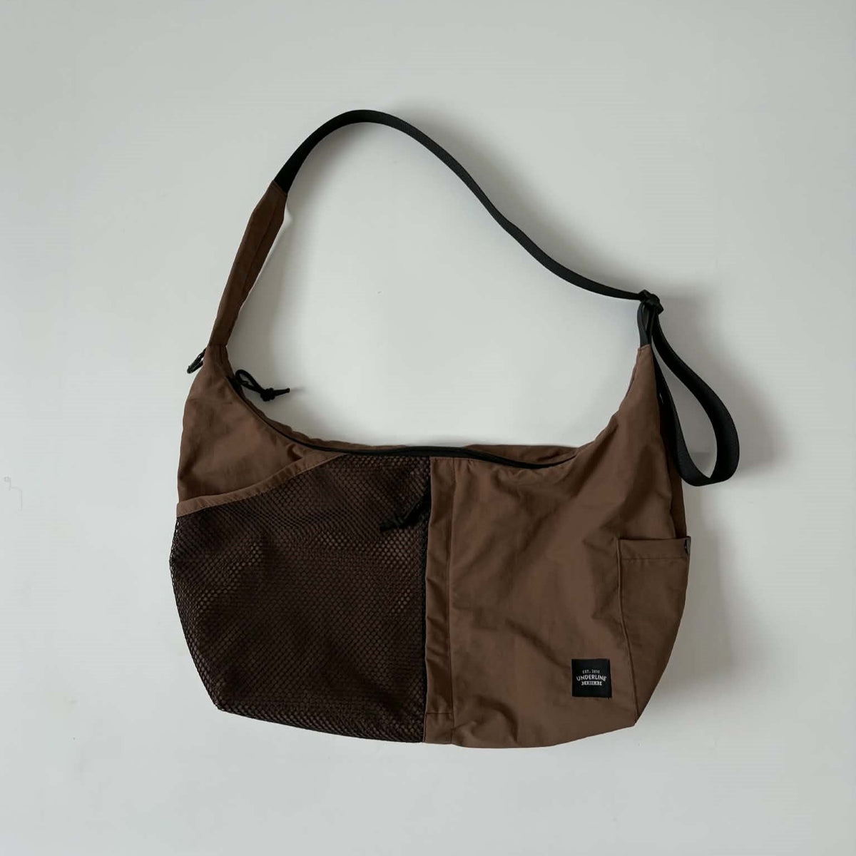 Underline dachshund crossbody bag / lightweight / water-resistant