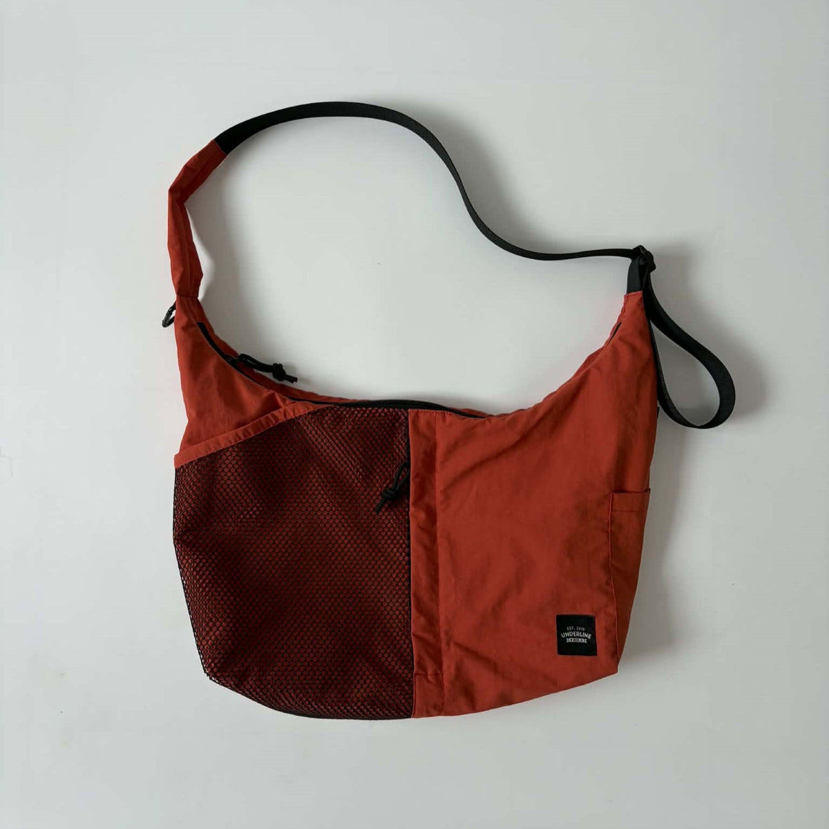 Underline dachshund crossbody bag / lightweight / water-resistant