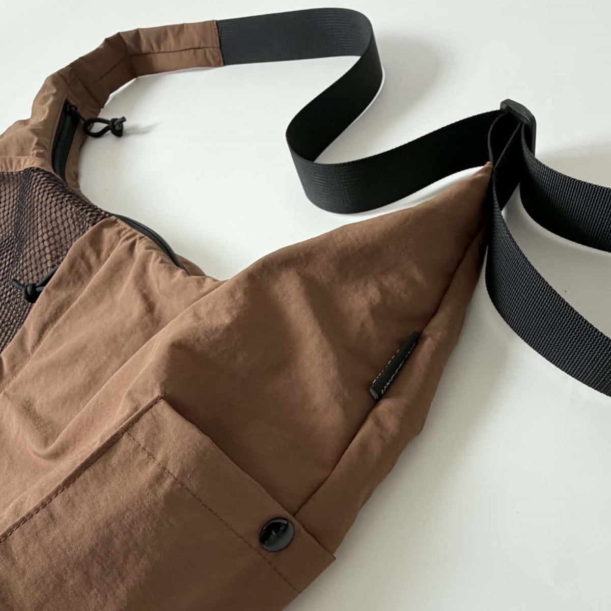Underline dachshund crossbody bag / lightweight / water-resistant