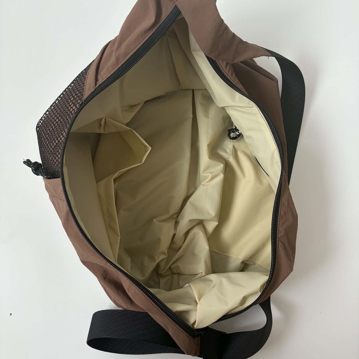 Underline dachshund crossbody bag / lightweight / water-resistant